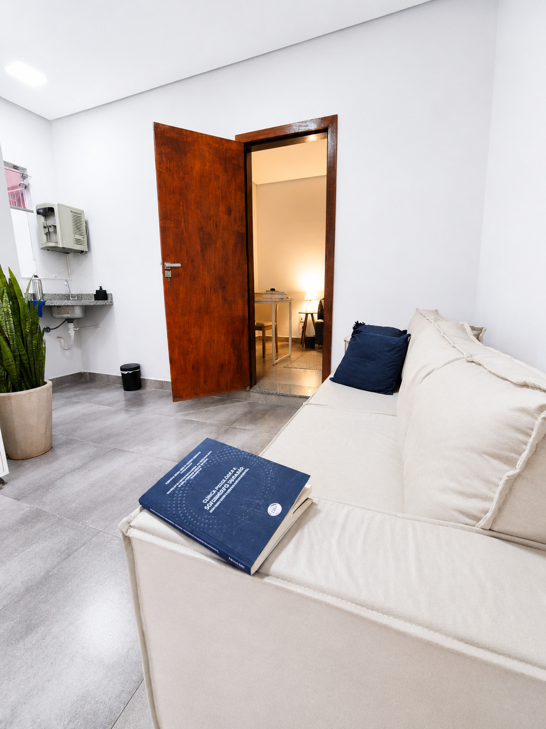 Consultório de psicologia clínica em Unaí/MG — sala de espera acolhedora